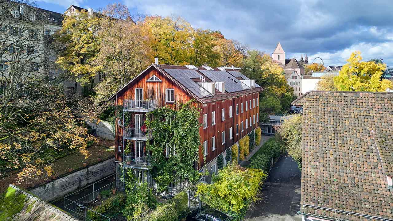 Photovoltaikanlage auf dem Mehrfamilienhaus im St. Albantal
