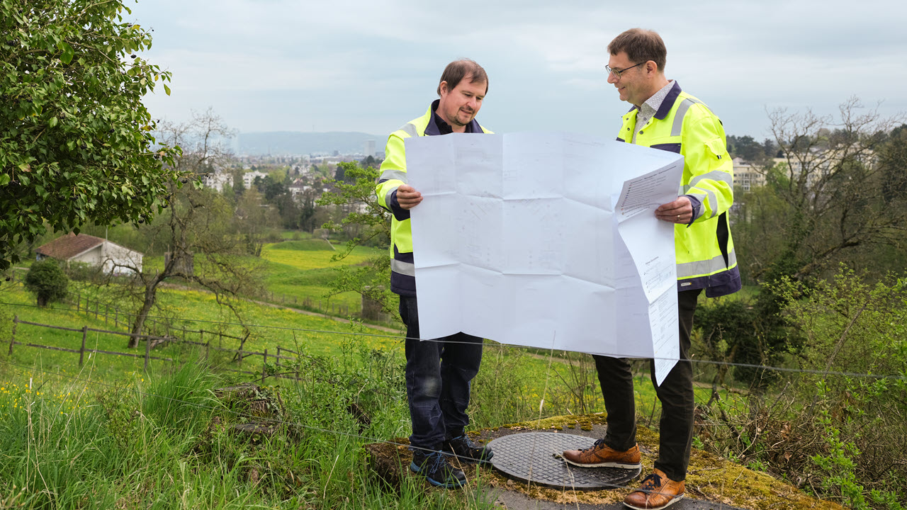 Jakob Brem und Pascal Brand leiten das Projekt rund um die Sanierung des Reservoirs Herrenweg.