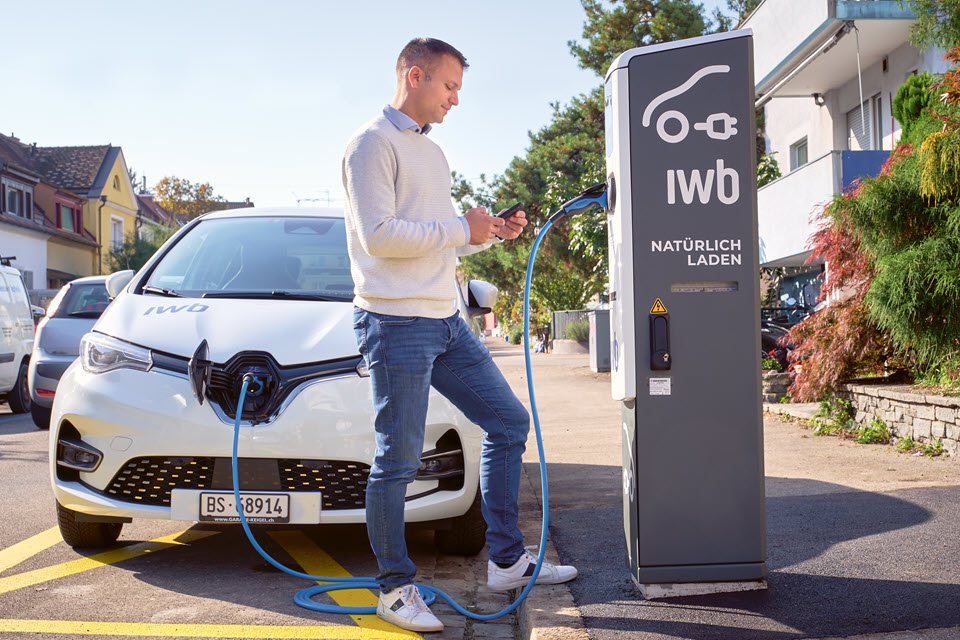 Manuel Vischer steht vor einer Ladestation fürs Auto.