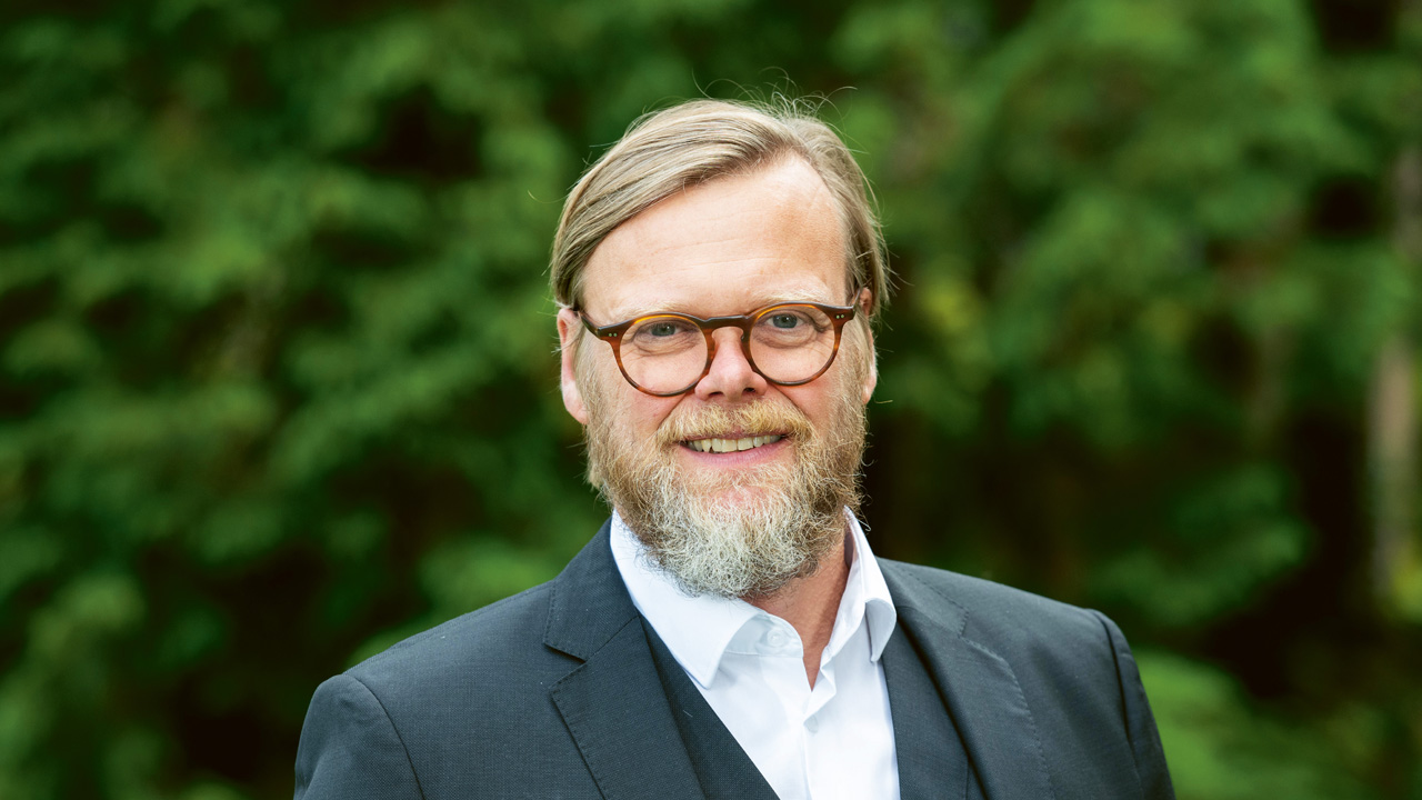 Ein Porträt von Dr. Jörg Beckmann, der die TCS Mobilitätsakademie leitet