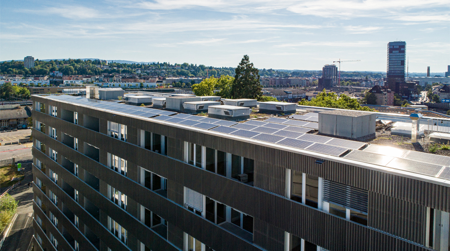 Eine Ansicht eines Hochhauses, auf dem eine Solaranlage installiert ist.