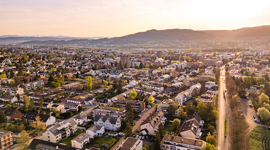 Luftaufnahme der Gemeinde Reinach. Hier entsteht der IWB Wärmeverbund.