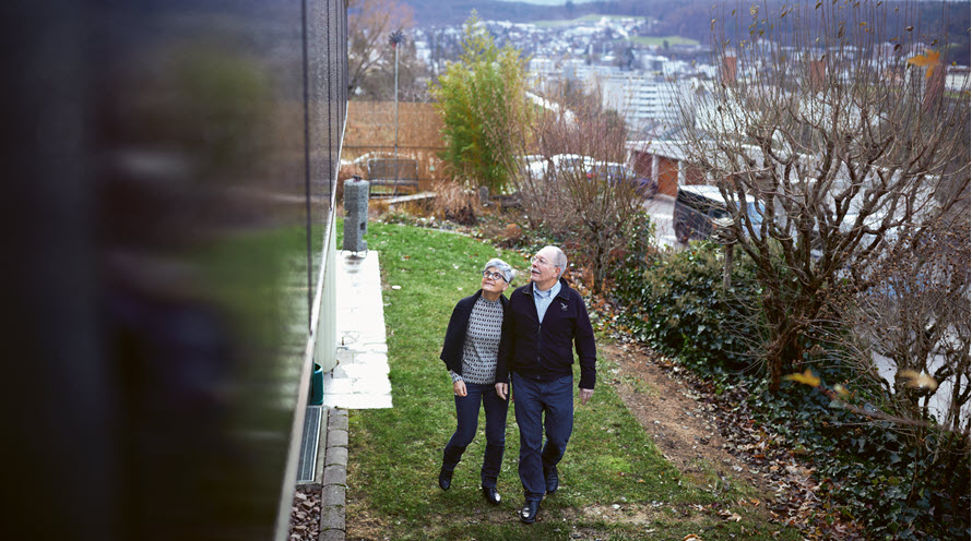 Familie Weidmann blickt zu ihrer Fassaden Photovoltaik Anlage. 