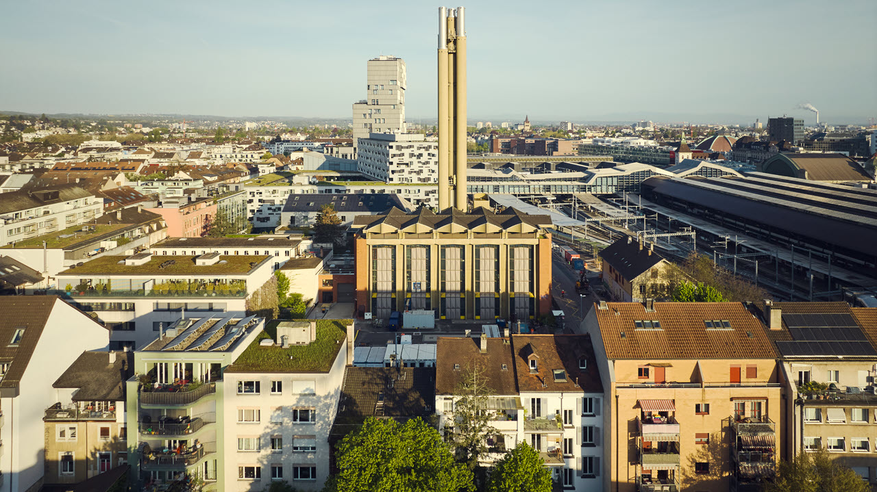 Luftaufnahme des Heizwerks, rechts daneben der SBB-Bahnhof Basel.
