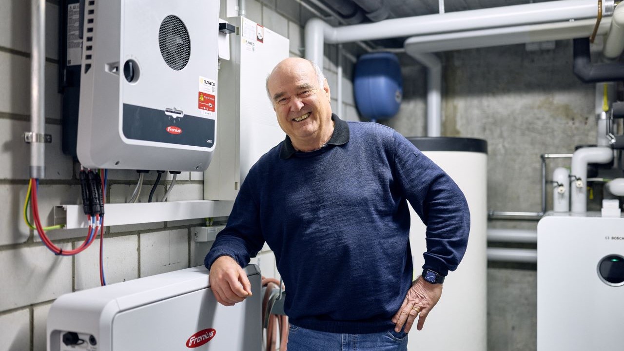 Drei Personen unter der Freiflächen-Solaranlage von Carbogen-Amcis.
