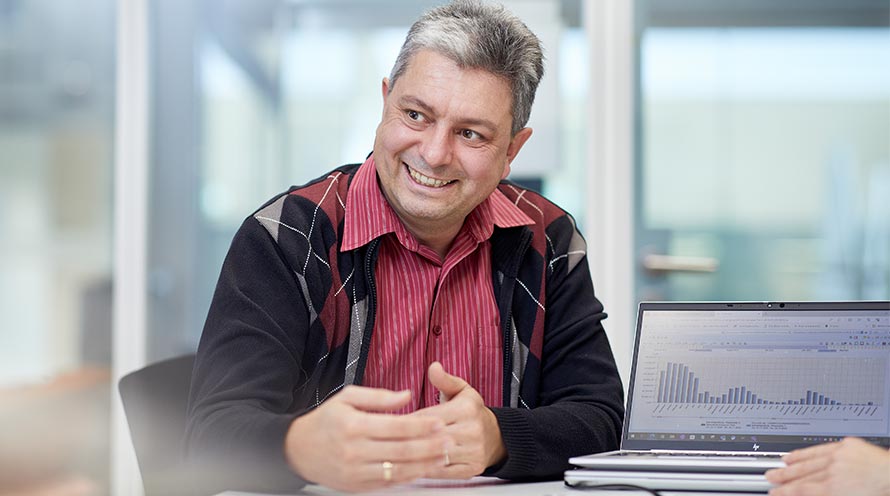 Raphael Linder von den Basler Verkehrs-Betrieben erklärt am Laptop das IWB Energie-Monitoring.