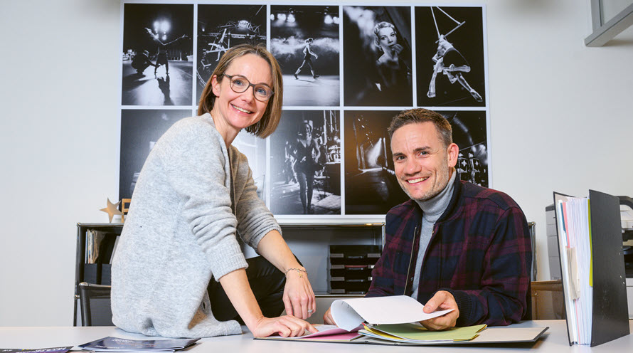 Nadja Berger und Beat Läuchli sitzen an einem Tisch und besprechen die Vorbereitungen