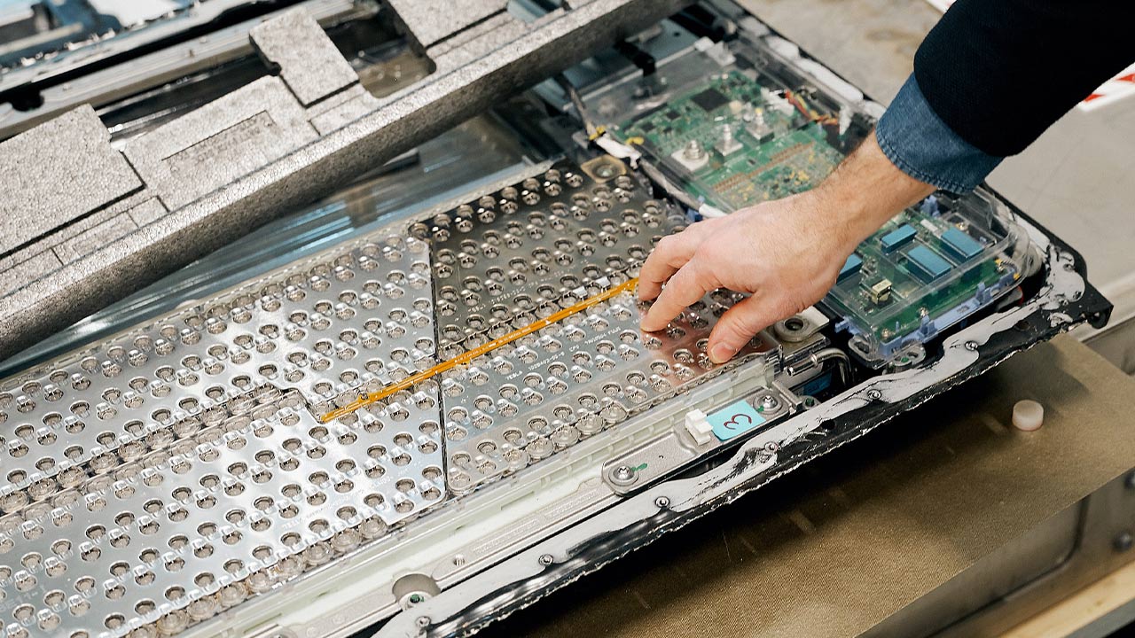 Ein Roboter analysiert eine Batterie, erkennt Schrauben und Verbindungen und zerlegt sie automatisch in ihre einzelnen Komponenten.