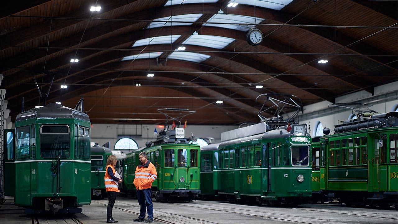 Zwei Personen stehen in der Tramgarage der Basler Verkehrs-Betriebe (BVB)