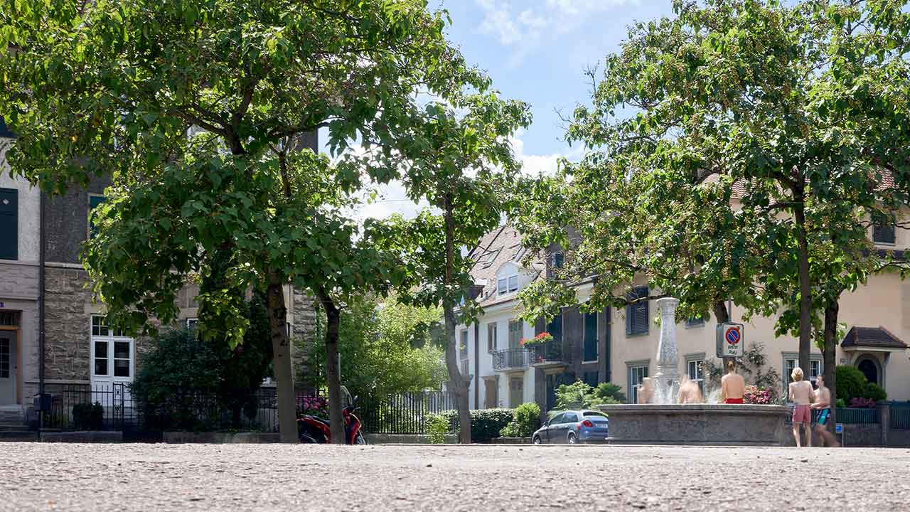 Blick auf den Brunnen mit Kindern beim Baden