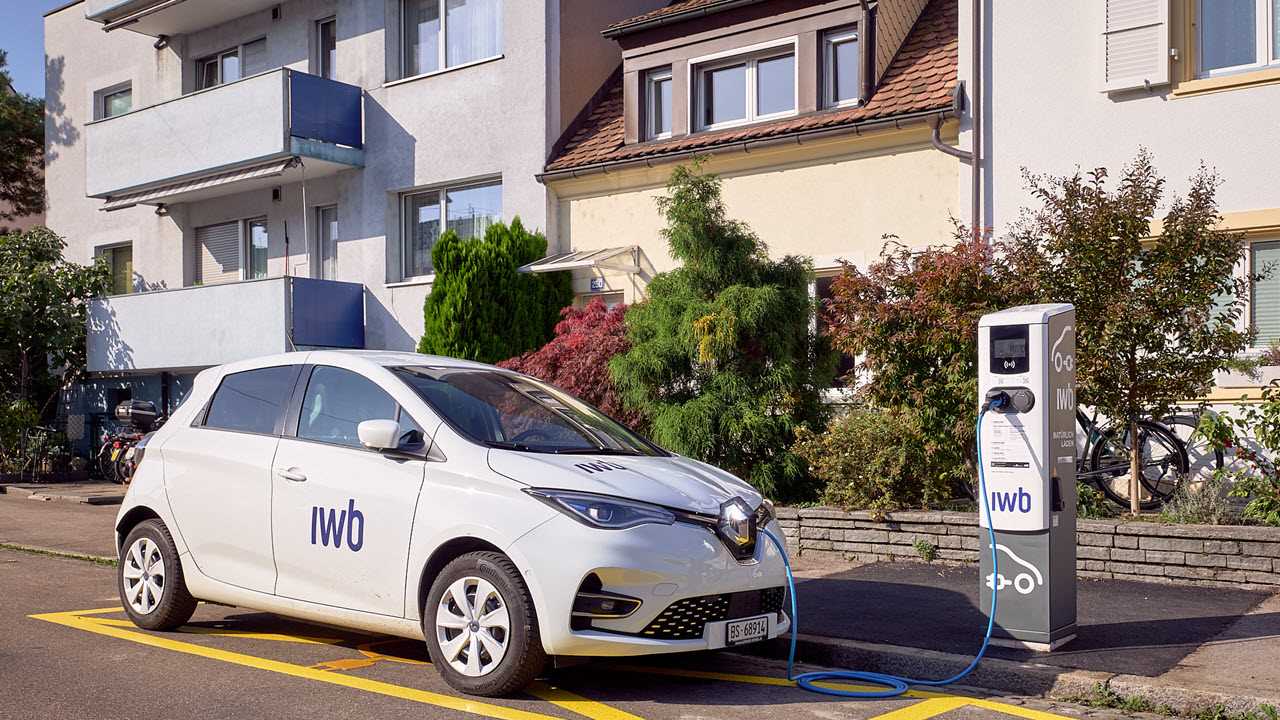 IWB-Auto tankt an E-Ladesäule