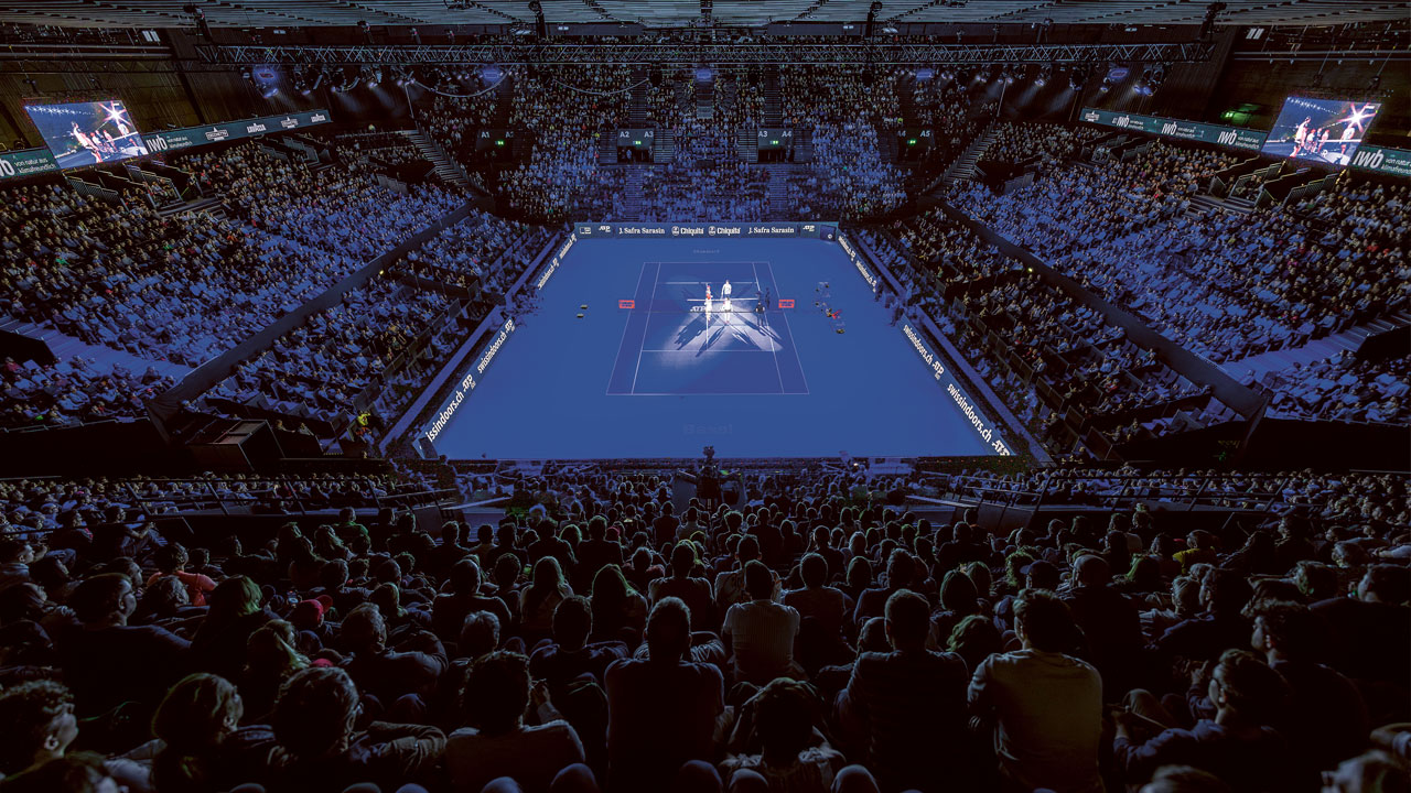 Blick von ganz oben auf den blauen Center Court der Swiss Indoors
