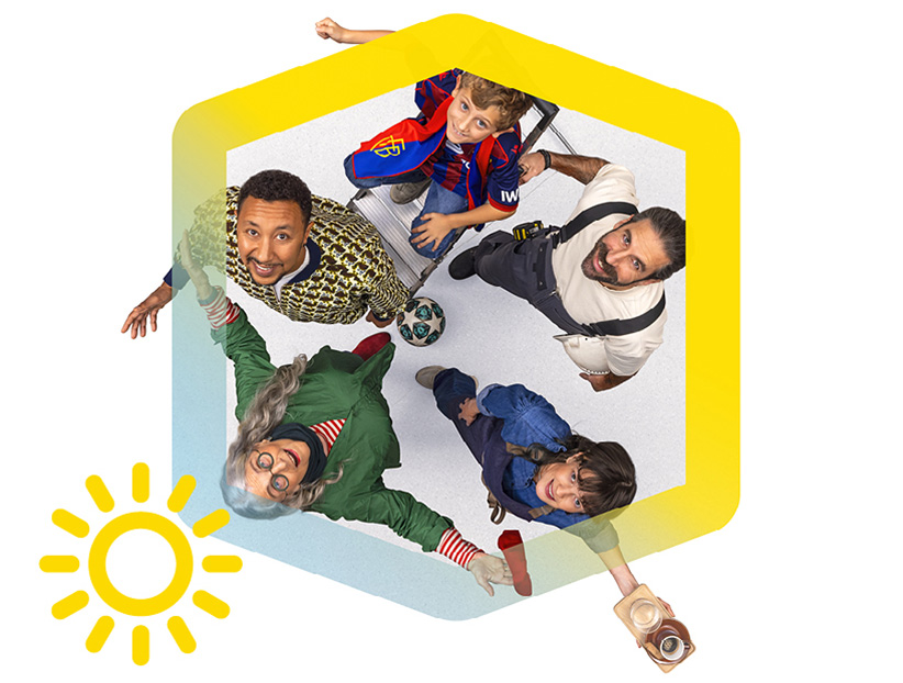 5 Menschen schauen gemeinsam nach oben, umrandet vom IWB Cube. Symbolisch für den IWB Solarpool