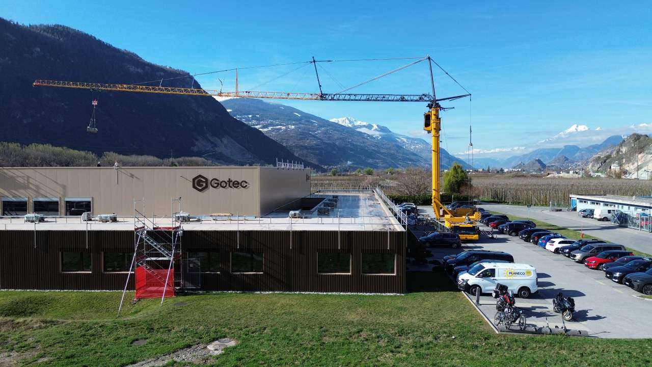 Drohnenaufnahme während Installation der PV-Anlage bei Gotec im Wallis mit Blick ins Rohnetal