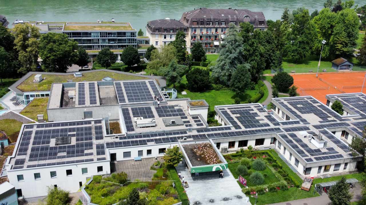 Luftaufnahme des sole Uno, auf dem Dach die Solaranlage. 