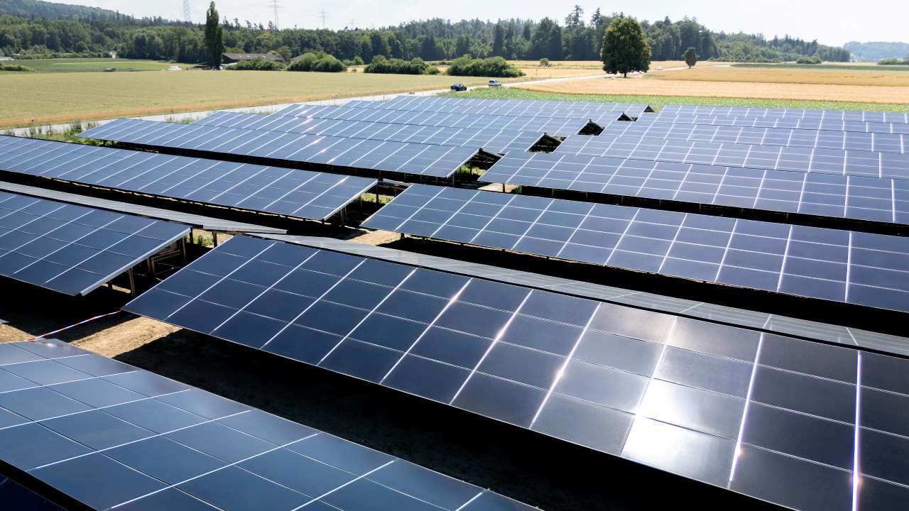 Eine grosse freistehende Solaranlage in Hunzenschwil die im Jahr über 1,1 Gigawattstunden Strom produziert.