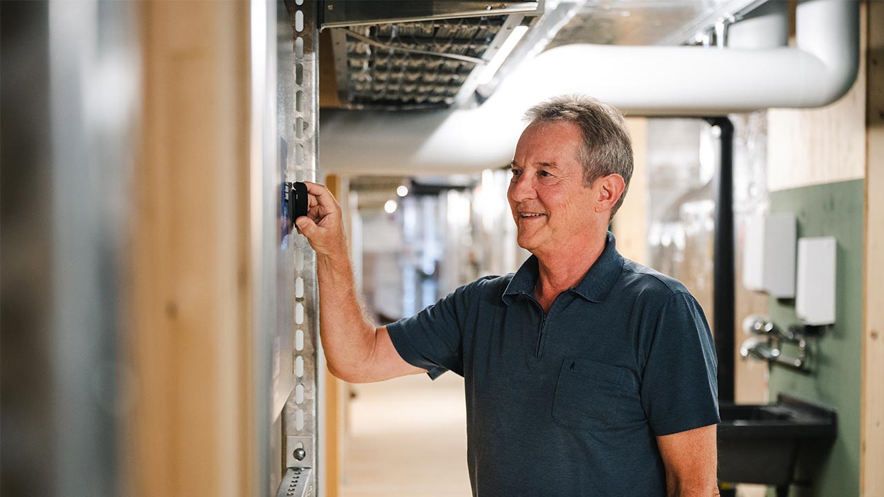 Martin Glaus im Technikraum der Multisporthalle Biel