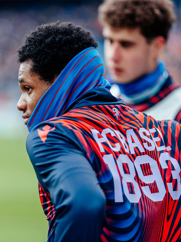 Spieler des FCB mit IWB Schlauchschal