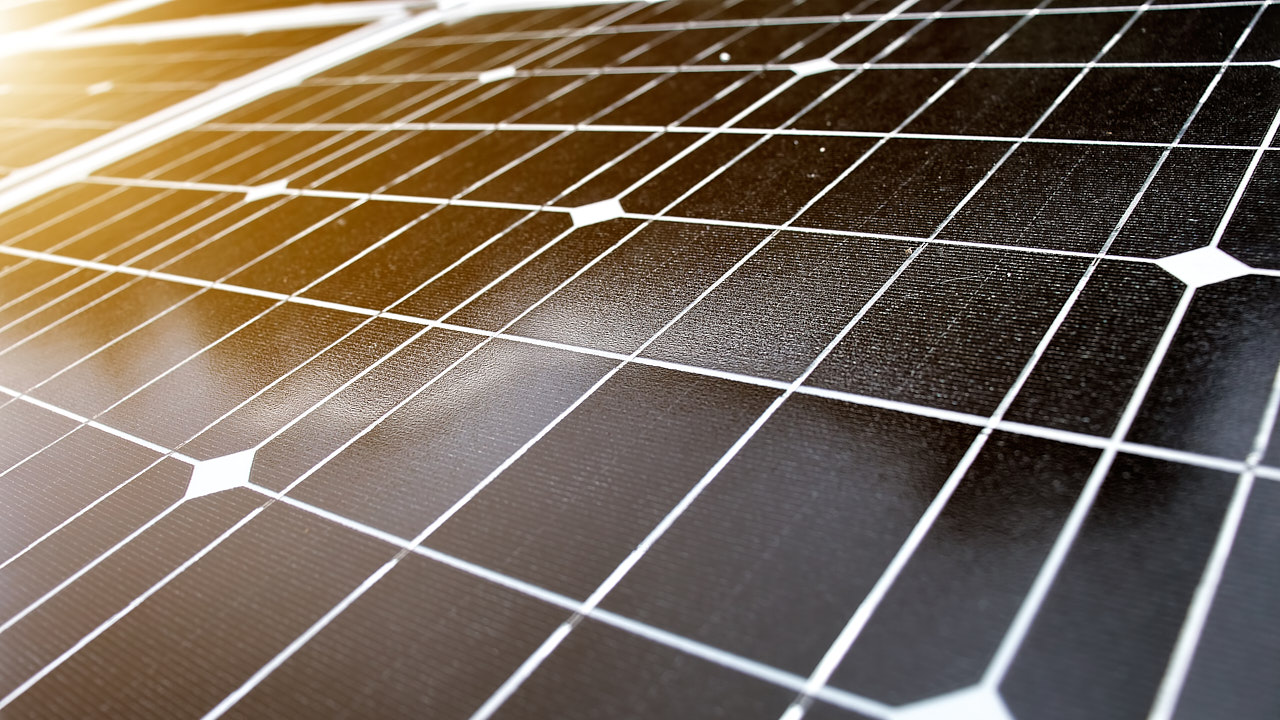 Eine Illustration zeigt die verschiedenen Arten, wie Solaranlagen installiert werden können.