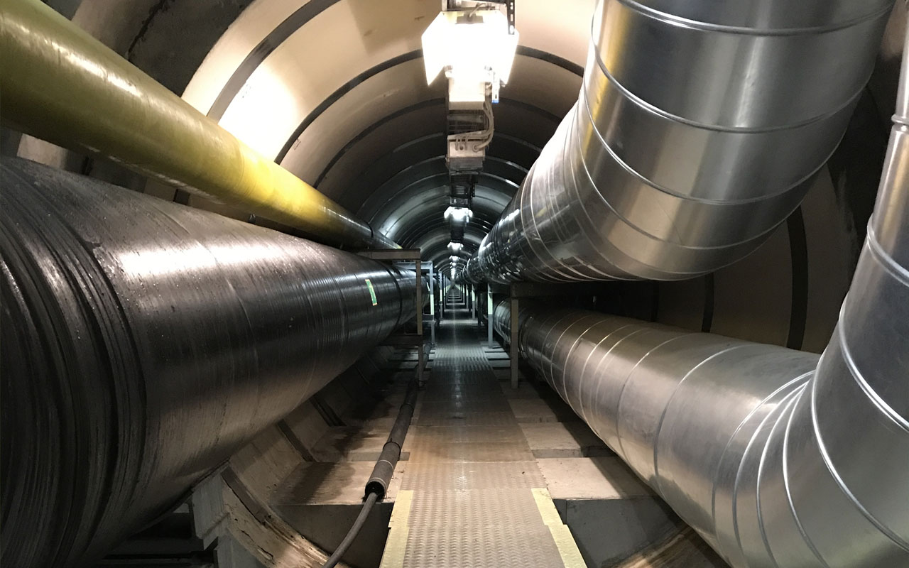 Blick in den Leitungstunnel. Im sogenannten Rheindüker sind verschiedene Leitungen zu sehen.