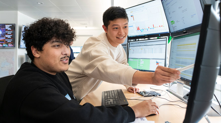 Zwei Mitarbeitende von IWB während einer Besprechung. 