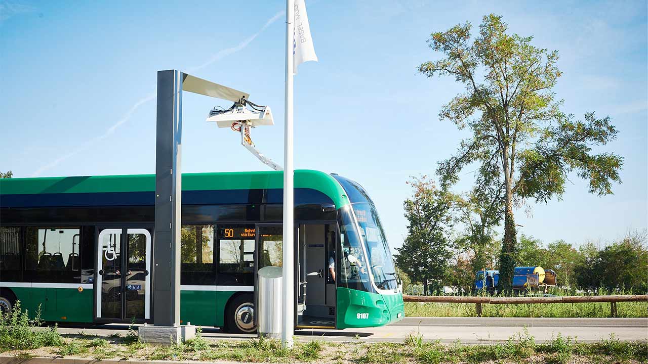 E-Nutzfahrzeuge laden an IWB Ladestationen