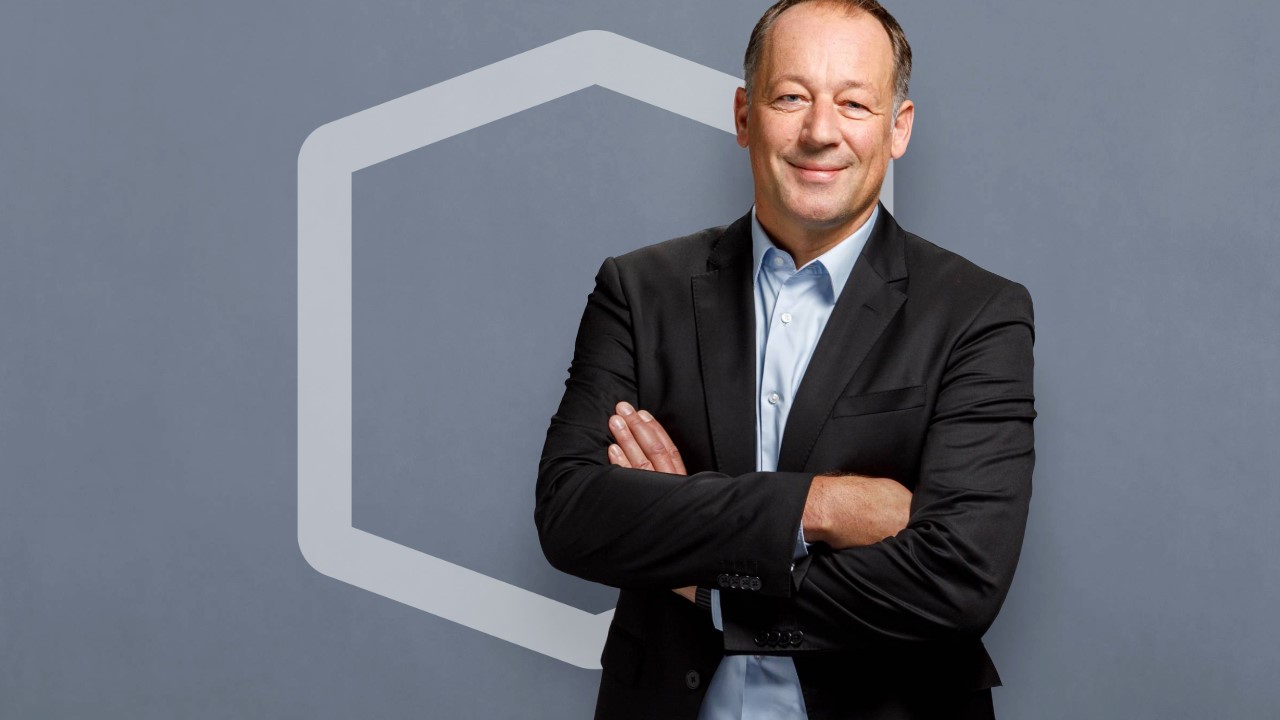 Titelbild Portrait von Markus Balmer mit IWB Cube im Hintergrund