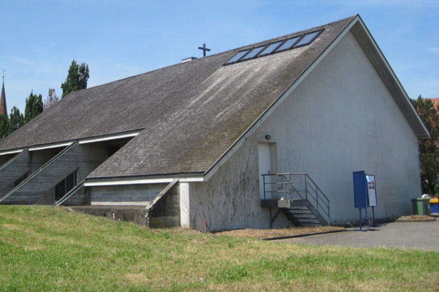 Ansicht vom Dach einer Kirche, auf dem nachträglich Solarpanels montiert wurden.