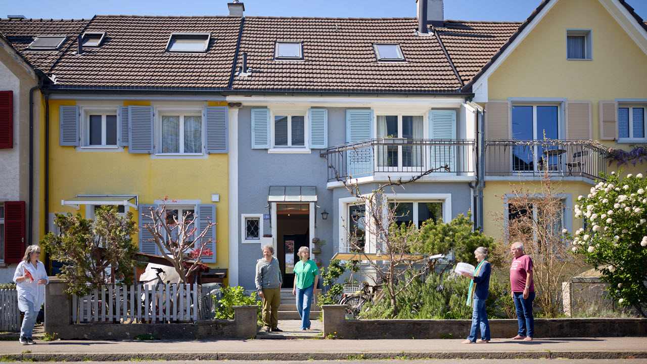 Nachbarn auf der Strasse im Reihenhaussiedlung im Neubad Quartier