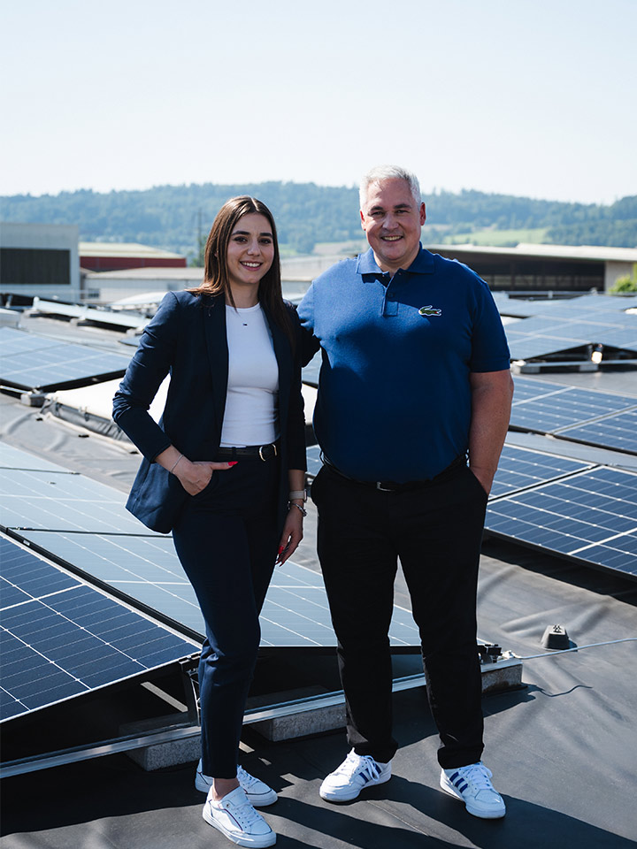 Sandra Pereira Leal und Robert Widmer von DACHSER auf dem Dach