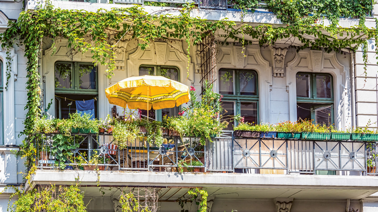 Balkon mit Pflanzen in der Stadt