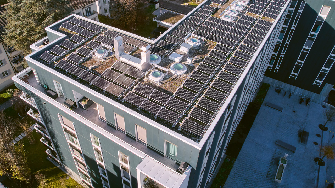 Das Areal Heuwinkel in Allschwil hat eine Photovoltaikfassade und Solarpanels auf dem Dach.