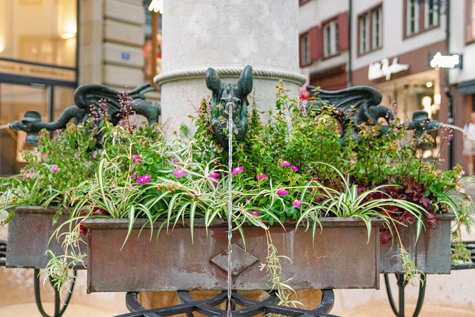 Brunnenstock und -röhre des Dreizackbrunnens an der Freien Strasse in Basel.