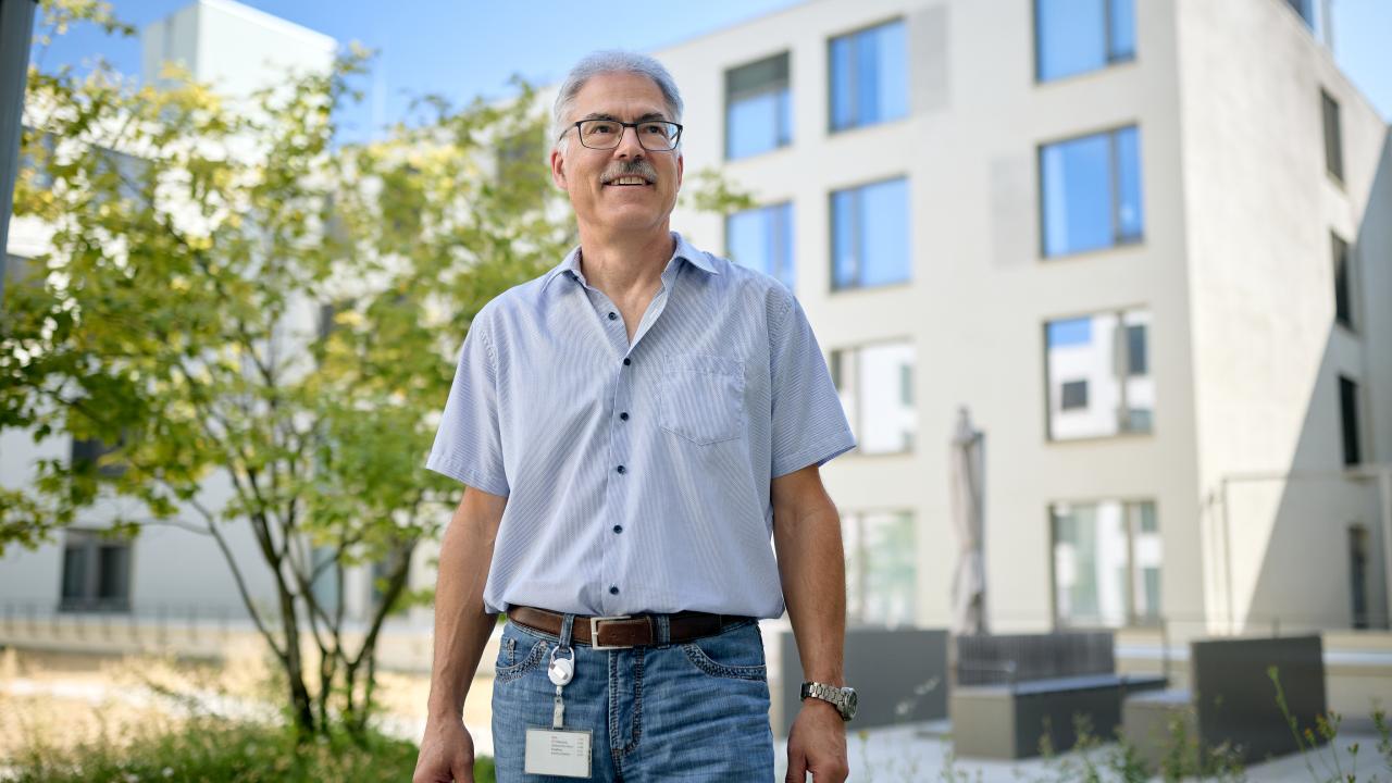 Simon Schüpbach im Innenhof des Spitals FELIX PLATTER