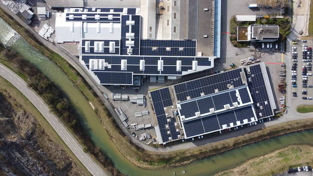 Vogelperspektive auf PV-Anlage Alu Laufen bei Liesberg.