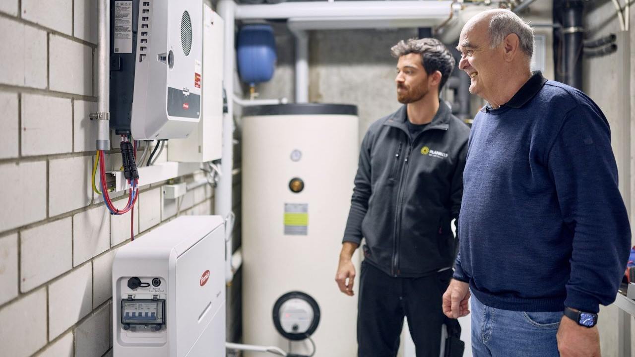 Technikraum eines Einfamilienhauses mit Batteriespeicher, Wechselrichter, Wärmepumpe und Warmwasserspeicher zur Nutzung von Solarstrom für Haushalt, Warmwasser und Heizung.