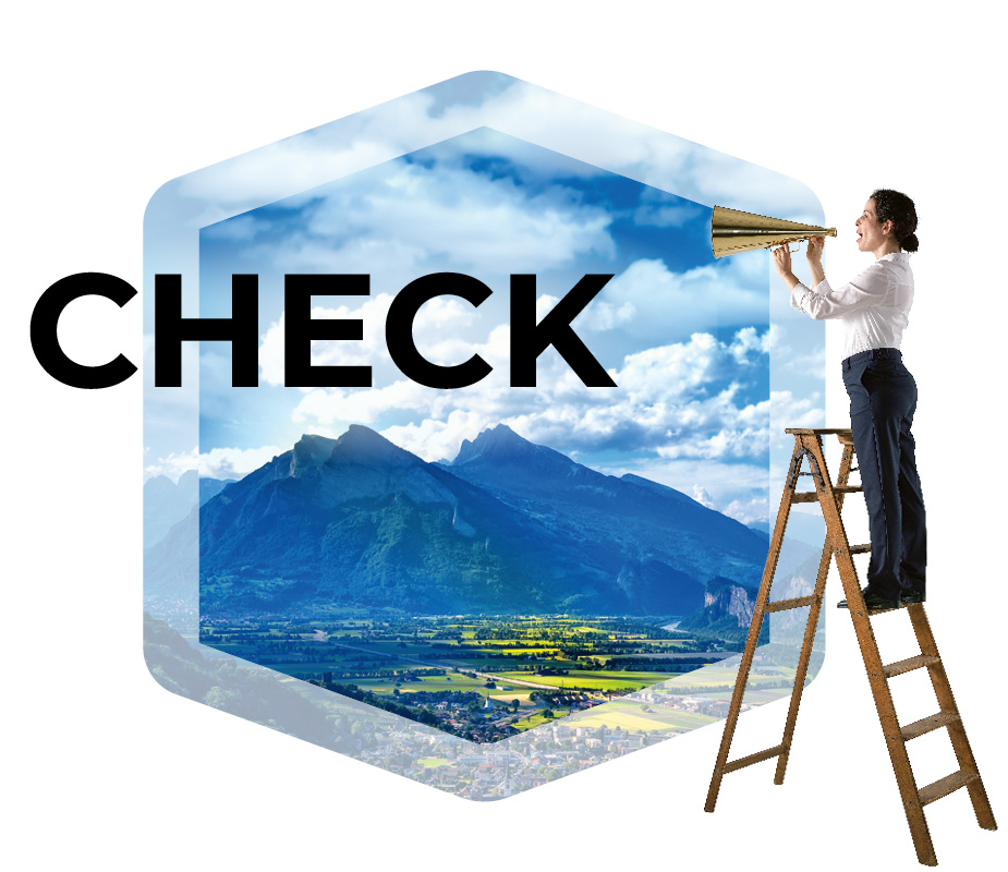 Frau steht auf Leiter und ruft durch einen Alpsegen in die Welt hinaus. Im Hintergrund steht gross "Check" über einer Landschaft.