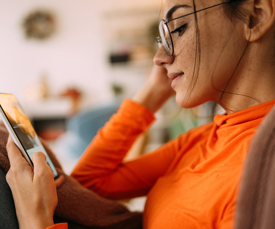 Frau schaut auf Handy Social Media an