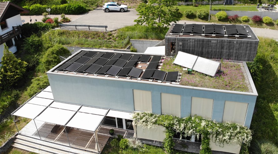 Ein Einfamilienhaus aus der Vogelperspektive. Auf dem Flachdach befinden sich Solarpanels.