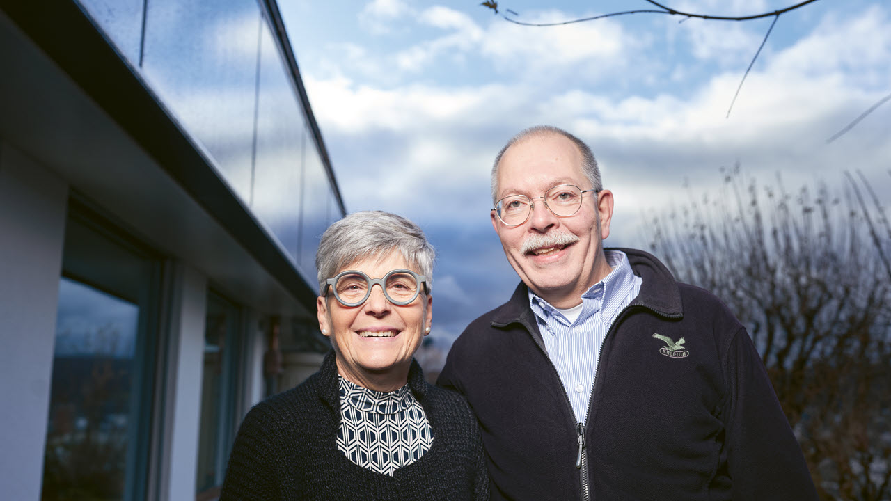 Ehepaar Weidmann steht vor ihrem Haus in Füllinsdorf