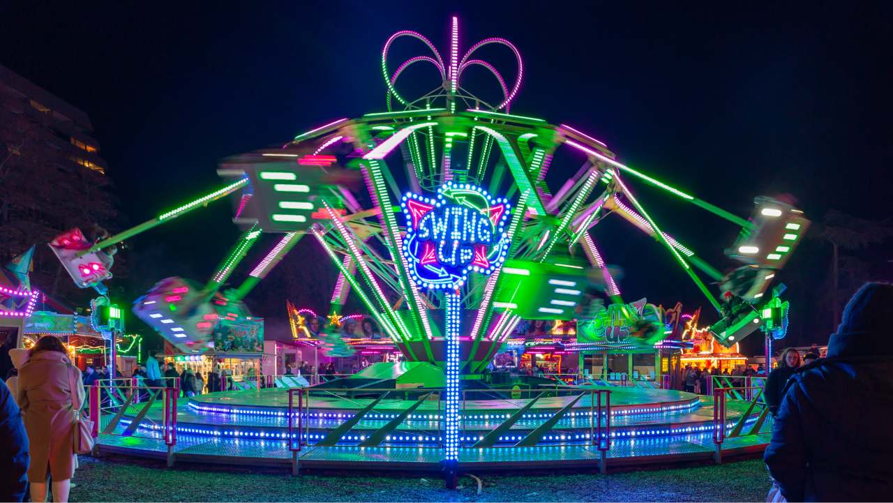 Eine Aufnahme von der Herbstmesse bei Nacht. 