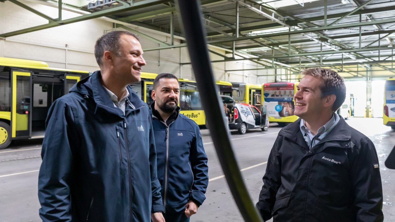 IWB, industrielle Werke Basel, baut die Ladeinfrastruktur für den Ausbau der Elektromobilität mit Elektro-Bussen der Autobus AG Liestal. Ein wichtiger Schritt zur CO2-Reduktion beim öffentlichen Verkehr im oberen Baselbiet. Roman Stingelin von der AAGL und Manuel Vischer von IWB besichtigen die neue Anlage im bisherigen Depot des Busbetreibers.