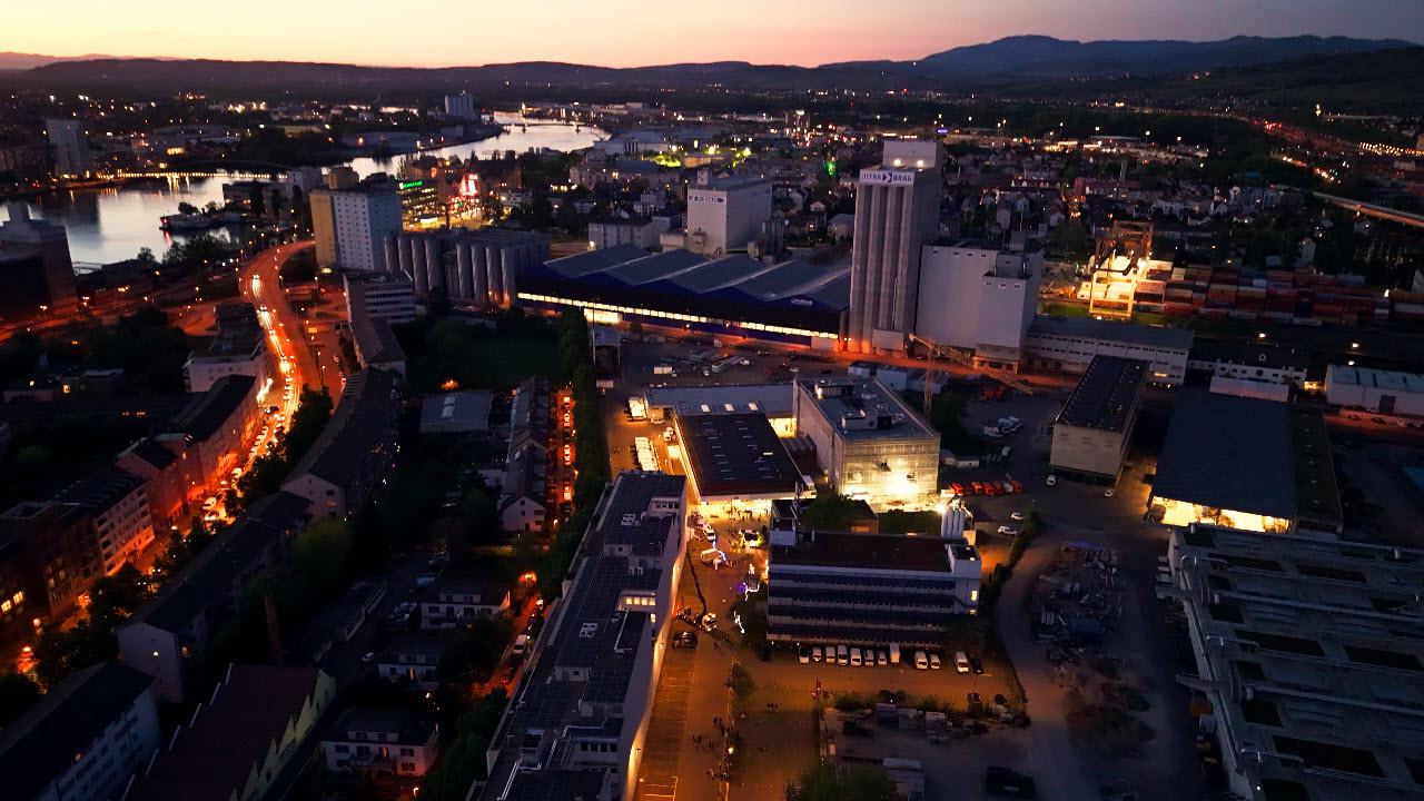 Luftaufnahme IWB-Werkhof Kleinhüningen, im Hintergrund der Rhein nordwärts