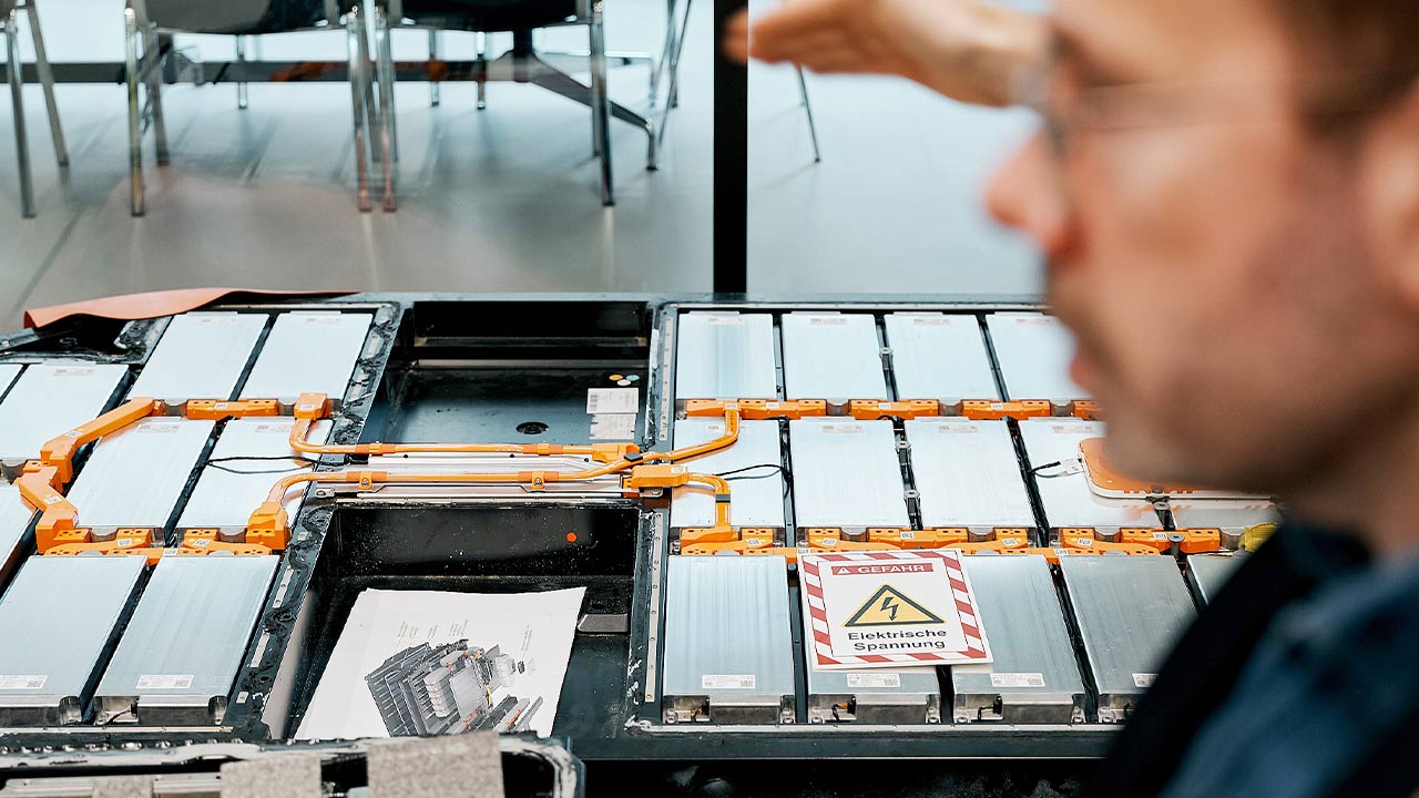 Batterie ist flach in den Fahrzeugboden integriert und bildet zusammen mit dem Rahmen die Tragstruktur des Fahrzeugs.