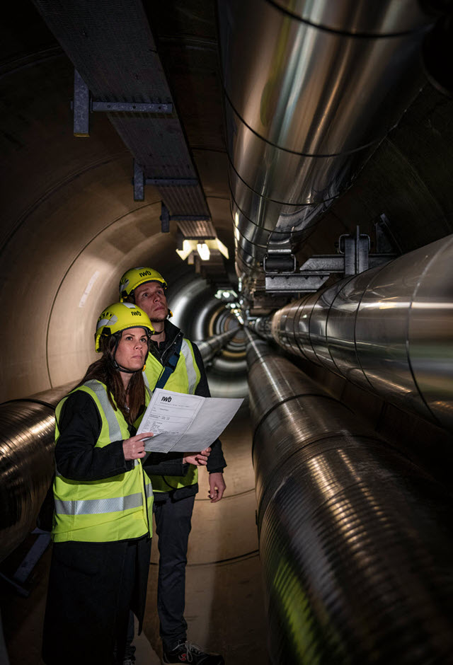 Ingela Lakatos und Philipp Frey in einem unterirdischen Energieleitungstunnel.