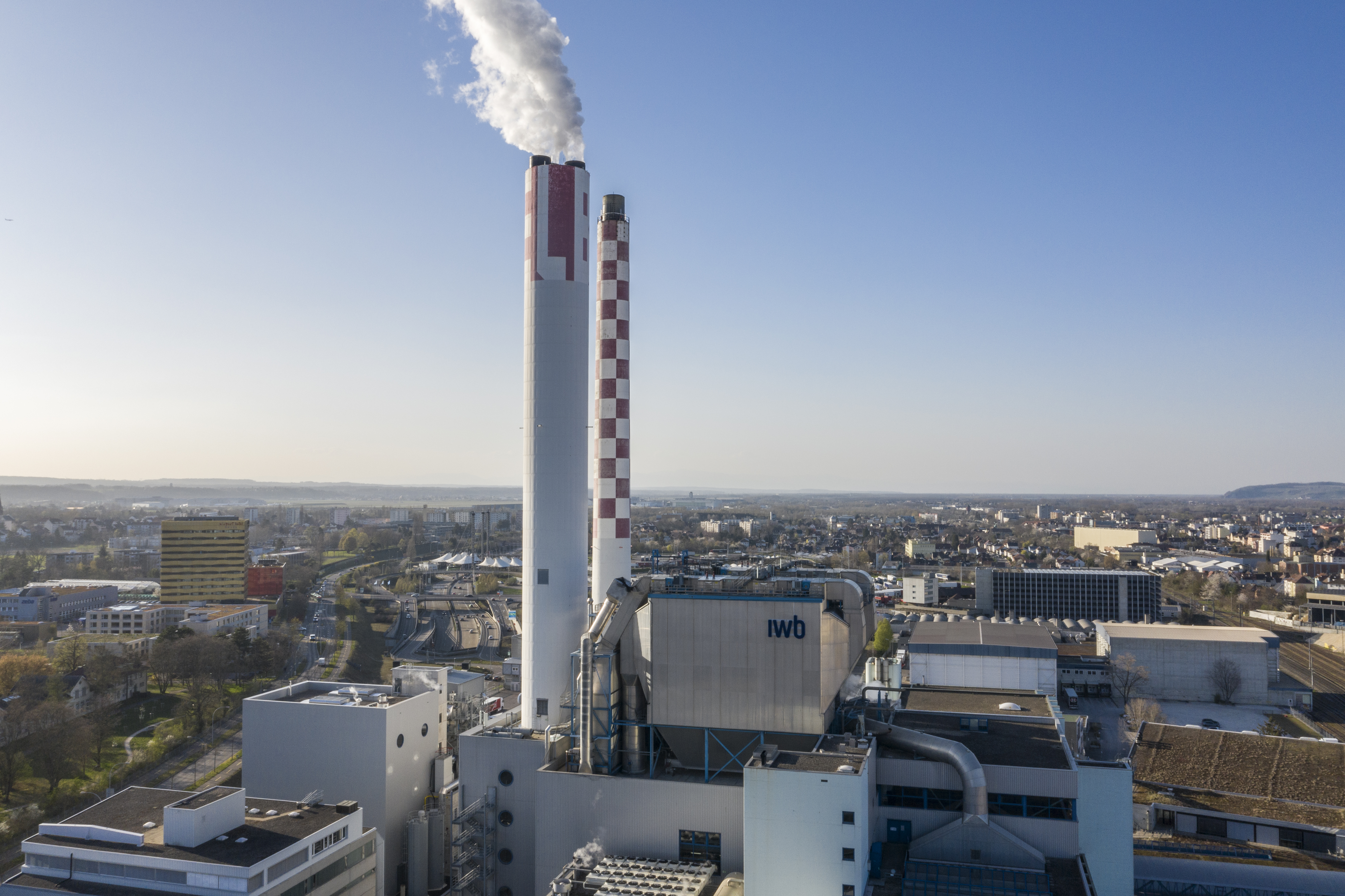 Wasserdampf kommt aus dem Kamin der Basler KVA.