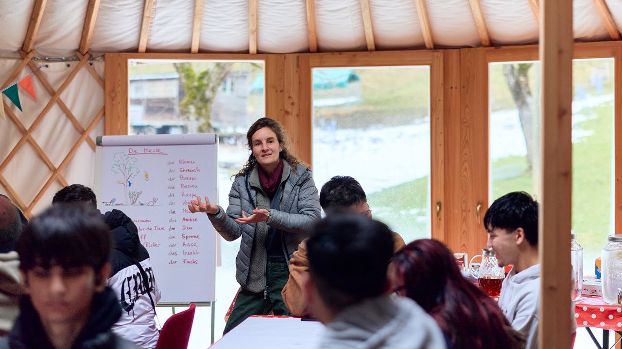 Lea Zaugg am Jugendliche unterrichten